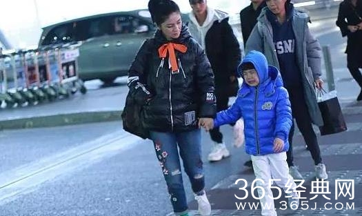 安吉边哭边为粉丝签名是什么情况 安吉为什么哭着给粉丝签名