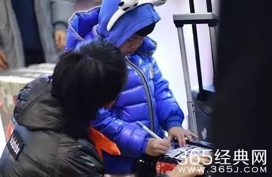 安吉边哭边为粉丝签名是什么情况 安吉为什么哭着给粉丝签名