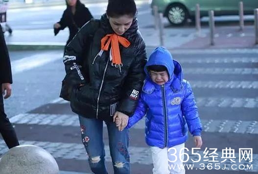 安吉边哭边为粉丝签名是什么情况 安吉为什么哭着给粉丝签名