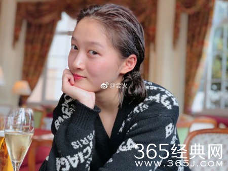 关晓彤晒素颜自拍照被批太丑 网友关注涂口红也算素颜