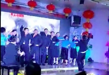 年终奖版的黄河大合唱完整视频 黄河大合唱年终奖歌词