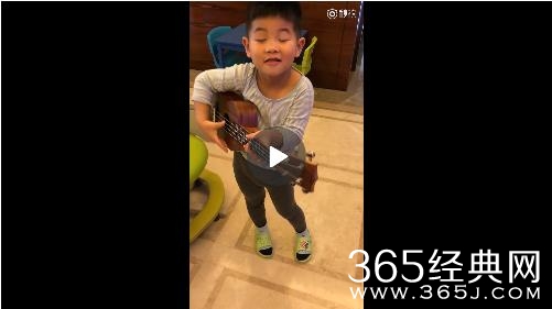 胡可晒小鱼儿鬼鬼祟祟弹琴视频  小鱼儿鬼鬼祟祟弹琴视频观看地址