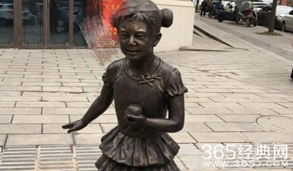 何炅两次撞脸雕塑超无奈 自嘲被神秘雕像组织盯上了