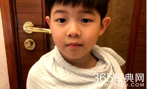 安吉浴巾照迷倒众生 安吉浴巾照什么样