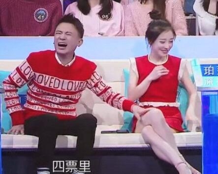 异口同声冯提莫被揩油是哪一期 摸冯提莫大腿的男子是谁