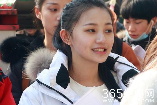 中戏复试惊现撞脸林允考生 中戏复试撞脸林允考生长什么样