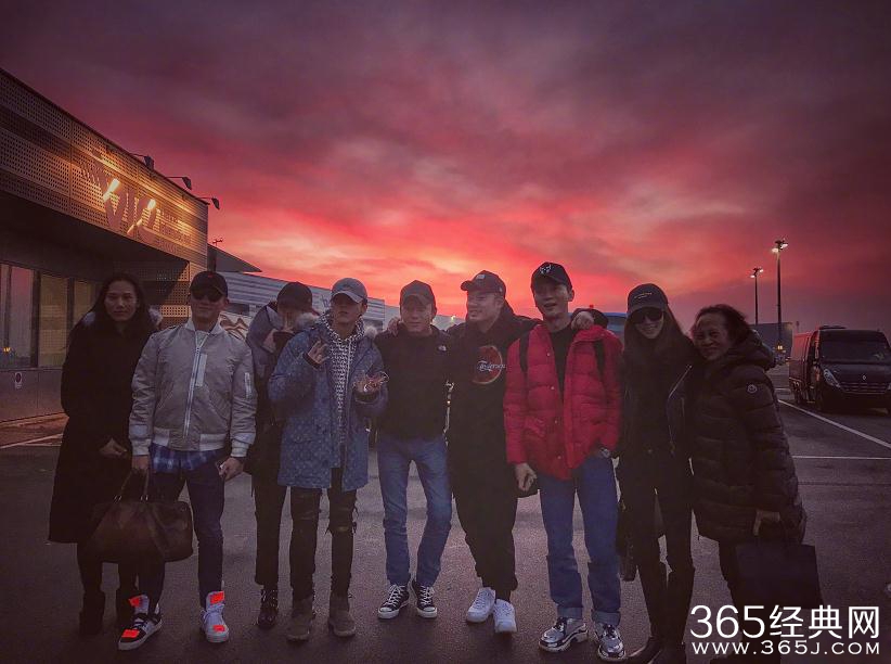 【娱情小卖部】第五十期：邓超晒跑男团合照，鹿晗关晓彤发糖，网友：鹿晗不怕坐飞机了？