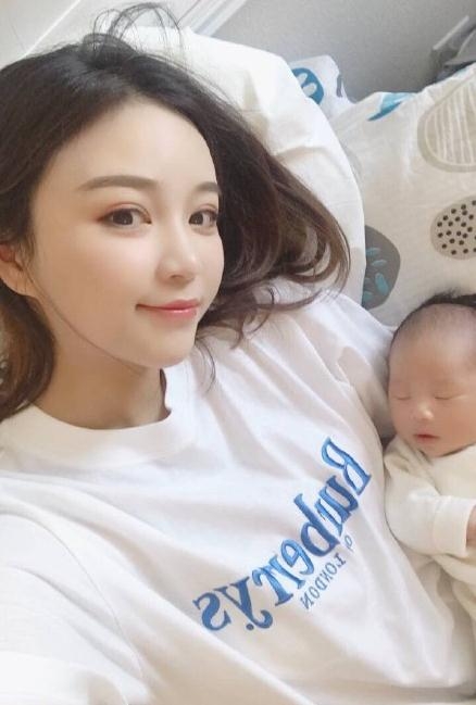 雪梨首晒儿子正脸照，网友：王思聪要加油了