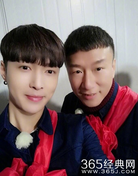 张艺兴晒男人帮合照 ，美颜过后都是小绵羊