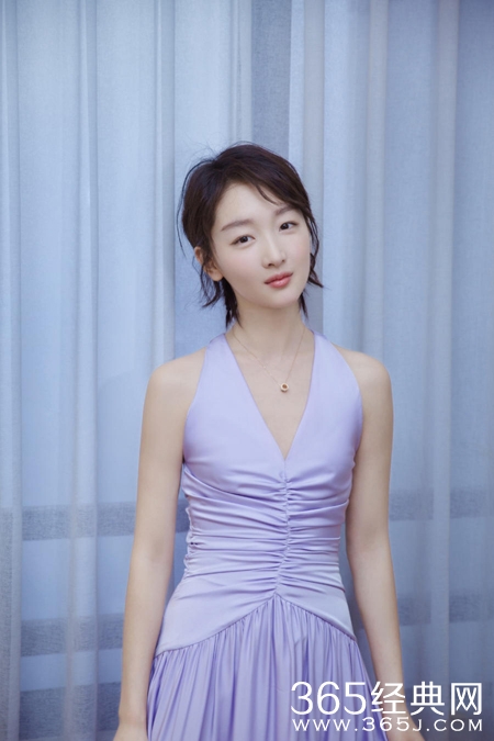 【娱情小卖部】五十三期：周冬雨胸平成飞机场，依旧时髦，照样拿下国际大牌亚洲代言