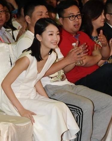 【娱情小卖部】五十三期：周冬雨胸平成飞机场，依旧时髦，照样拿下国际大牌亚洲代言