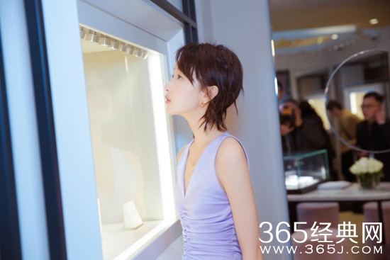 【娱情小卖部】五十三期：周冬雨胸平成飞机场，依旧时髦，照样拿下国际大牌亚洲代言