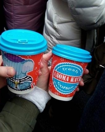 小绵羊张艺兴现身乌克兰人气高，美女围观求合影