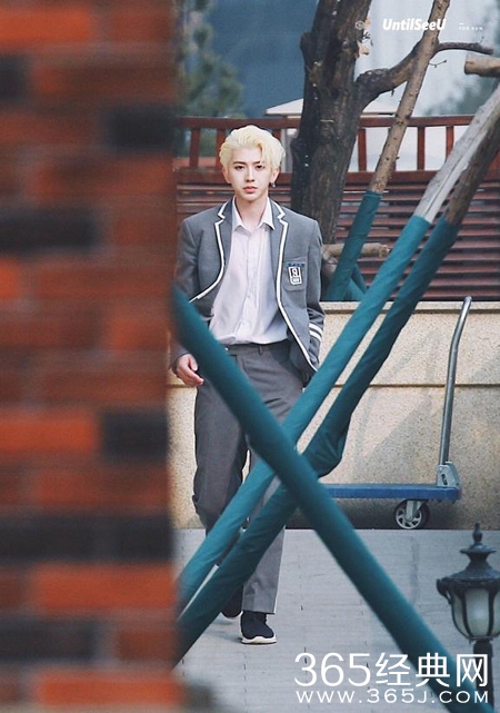 蔡徐坤新发型曝光，金色大背头