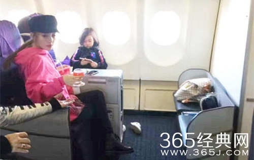 李小璐甜馨游日本，全程未见贾乃亮