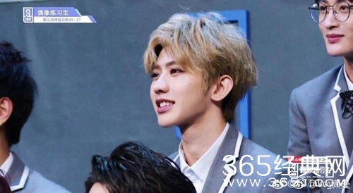 蔡徐坤新发型曝光，金色大背头