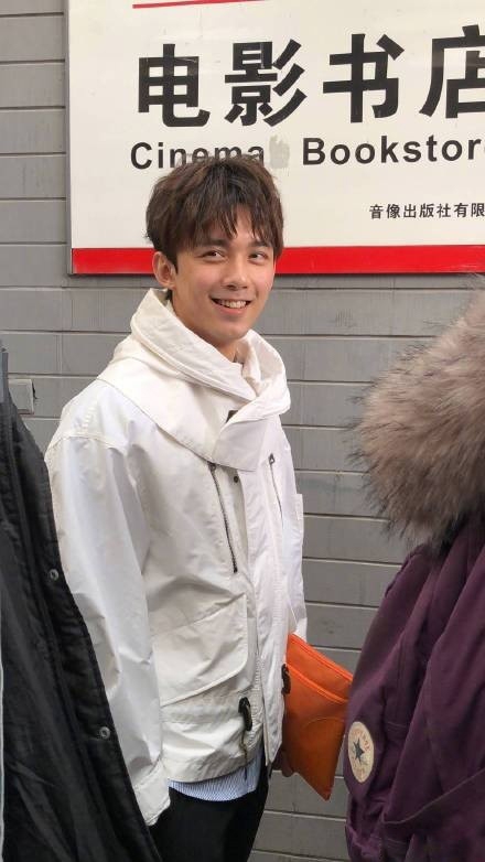 吴磊参加北电三试，白色风衣帅气迷人