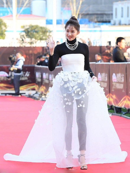 关晓彤回应红毯造型：不满意我再改