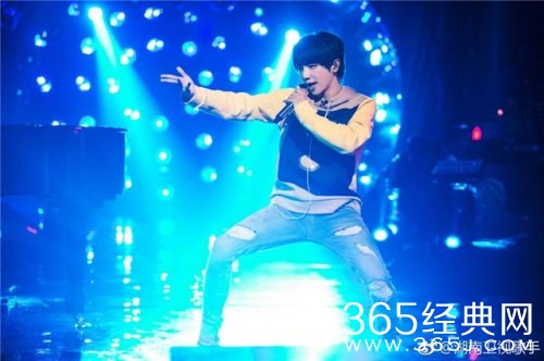歌手2018华晨宇唱歌时为什么喜欢抖手