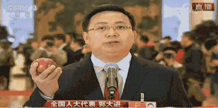看两会没忍住买了一箱苹果是什么梗
