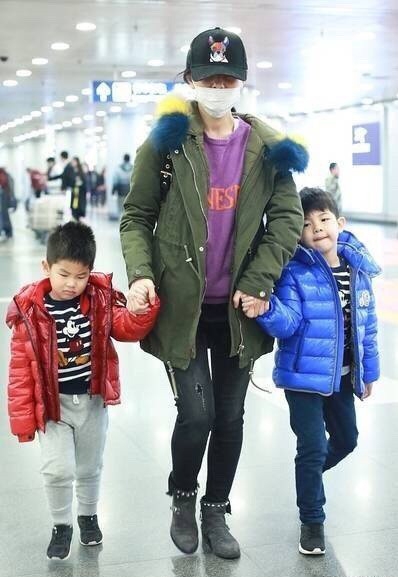 安吉小鱼儿打闹不停，机场也要皮一下