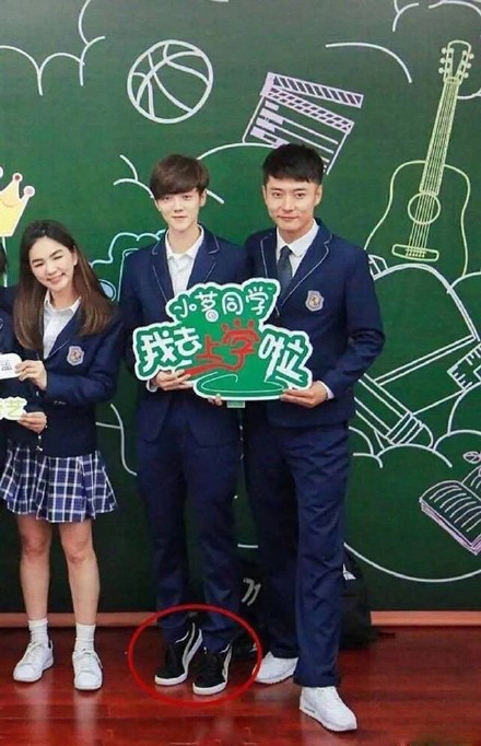 鹿晗踮脚合影技，一合影就垫脚