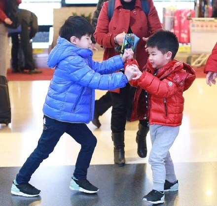 安吉小鱼儿打闹不停，机场也要皮一下