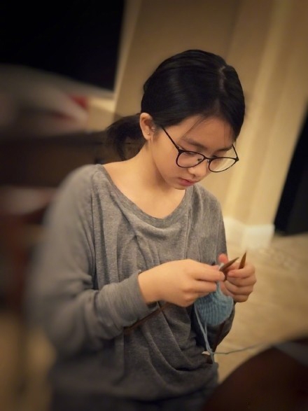 多多给弟弟织毛线帽，网友赞真是个好姐姐