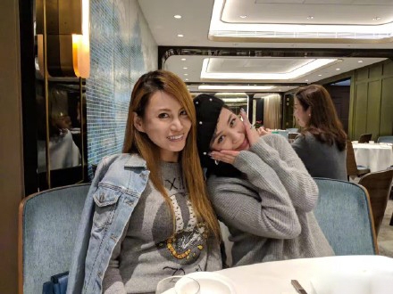 阿娇和男友合影曝光，双手捧脸笑容羞涩