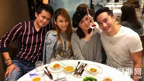 阿娇和男友合影曝光，双手捧脸笑容羞涩