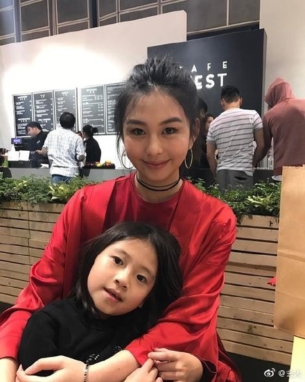 邱淑贞自曝女儿沈月压力大，拒绝出道