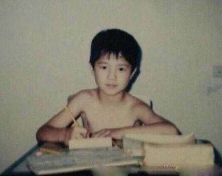 【娱情小卖部】五十七期：刘昊然小学同学录很皮，绰号刘肉球，网友：字写的真丑