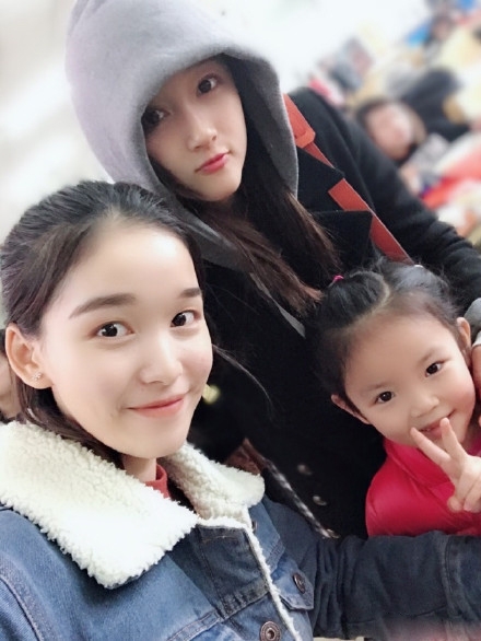 网友北电偶遇关晓彤，真人很瘦