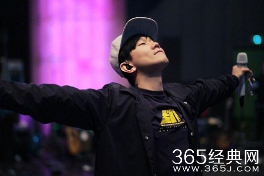 林俊杰演唱会结束后虚脱，被保安抬走