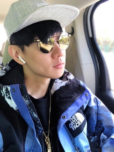 林俊杰演唱会结束后虚脱，被保安抬走