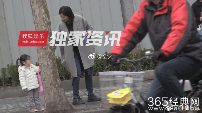 朱亚文妻子沈佳妮疑似怀二胎，衣着宽松