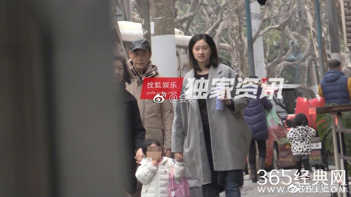 朱亚文妻子沈佳妮疑似怀二胎，衣着宽松