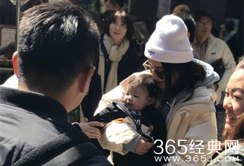 李沁日本游玩被偶遇，网友：十分随性可爱