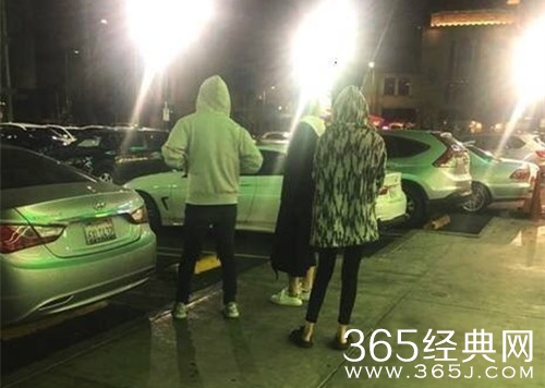 网友偶遇王思聪，获两位美女相伴，新女友坐实？