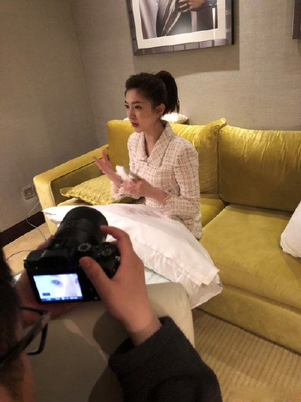 江疏影枕头打光，网友直呼可爱