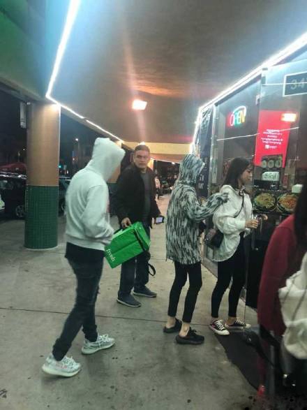 网友洛杉矶偶遇王思聪，身边美女又换人了