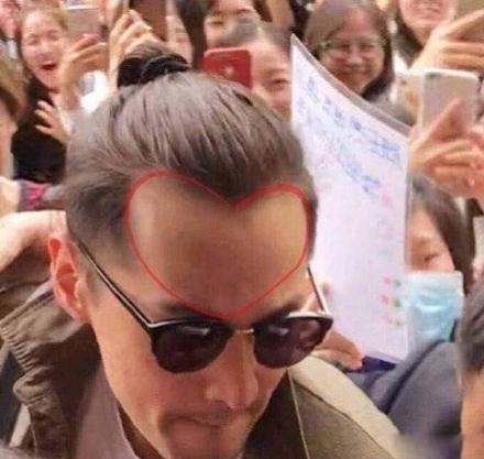 胡歌晒心形发际线，表白粉丝