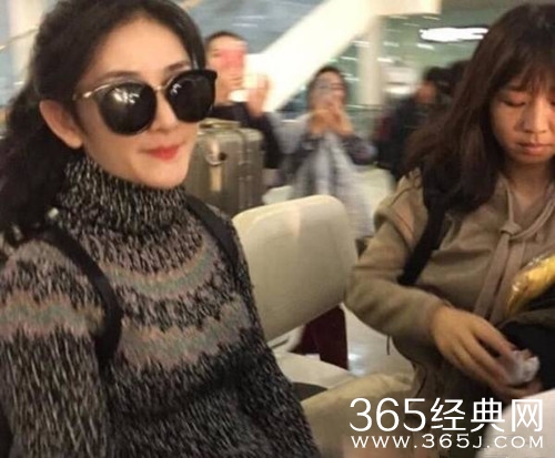 谢娜晒童年旧照同时，机场照也曝光