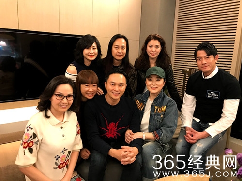 林青霞袁咏仪罕见同框，神似同龄姐妹