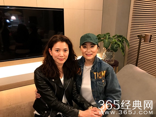 林青霞袁咏仪罕见同框，神似同龄姐妹