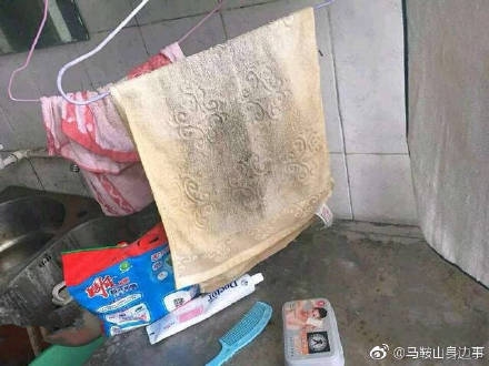 一双鞋硬生生穿成了鞋垫是什么梗