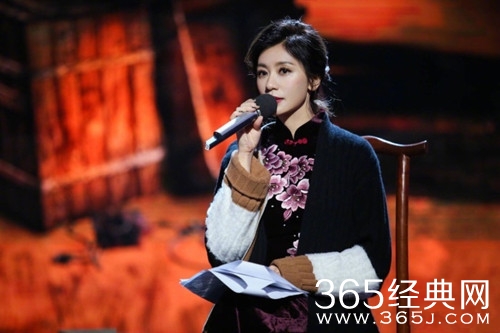 贾静雯穿礼服亮相活动，优雅高贵