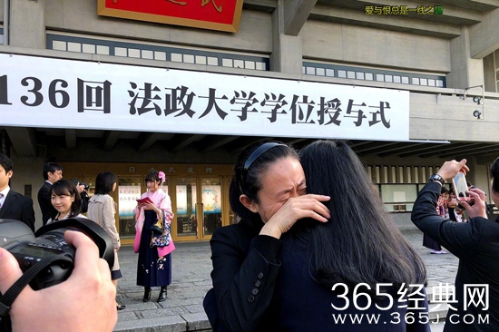 江歌毕业典礼，江歌妈妈抱遗像出席