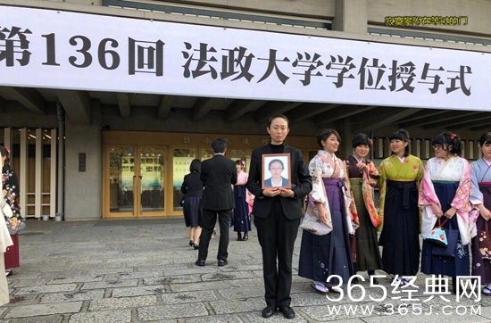 江歌毕业典礼，江歌妈妈抱遗像出席