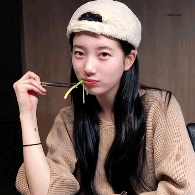 秀智素颜吃青菜，网友：这才是素颜正确的打开方式
